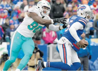  ?? ADRIAN KRAUS/ASSOCIATED PRESS ?? The Dolphins are counting on DE Charles Harris (90), last year’s 1st-round pick, and the pass defense to become a game-changing unit.