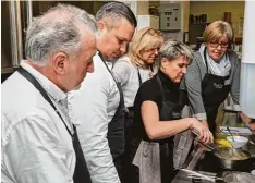  ??  ?? Für die Nachspeise wird kräftig gerührt. Dabei werden alle Teilnehmer zu Topfgu ckern.