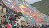  ?? PALDEN NYIMA / CHINA DAILY ?? Tourists and pilgrims admire a giant thangka show at Drepung Monastery in Lhasa, Tibet autonomous region, on Thursday.