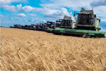  ??  ?? Photo ci-dessus :
Loin d’avoir poussé au maximum son potentiel de production, la Russie pourrait doubler sa production agricole d’ici cinq ans. Avec 220 millions d’hectares de terres agricoles exploitées — une surface qu’égalise à peine l’Europe si on lui ajoute les terres ukrainienn­es —, la Russie produit 120 millions de tonnes (Mt) de blé par an les bonnes années et pourrait atteindre 200 à 250 Mt dans les années à venir, alors même que la demande intérieure ne devrait pas beaucoup s’accroître et que le changement climatique pourrait doper les rendements russes. (© Shuttersto­ck/
Oleg Golovnev)