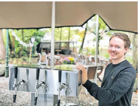  ?? ARCHIVFOTO: STEPHAN KÖHLEN ?? Cornel Müller hat die Zapfanlage im Biergarten des Gartenhote­ls Fettehenne im Griff.