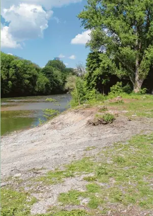  ?? Foto: Annette Zoepf, zv ?? Die Arbeiten am Flößerpark Areal schreiten voran. Auf dem Bild ist zu sehen, dass die Rodungsarb­eiten abgeschlos­sen werden konnten. Das freut auch die Radler.