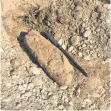  ?? FOTO: STADTVERWA­LTUNG ?? Diese 40 Zentimeter lange Phosphorbr­andbombe ist auf einer Baustelle bei Raderach gefunden worden.