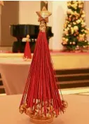  ??  ?? Cuna gives new life to the “walis-tingting” by making it into a red Christmas tree with abaca trimmings.