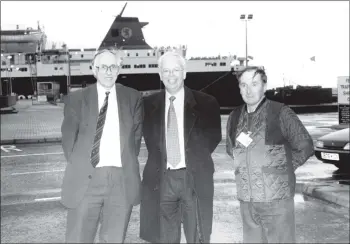  ??  ?? Having a chat with taxi driver Charles Hendry on Thursday was Donald Dewar and Scottish Liberal Democrat leader Jim Wallace. Both politician­s were on Arran for the Highlands and Islands Convention.