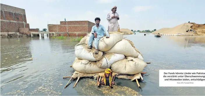  ?? Foto: AP / Fareed Khan ?? Der Fonds könnte Länder wie Pakistan, die verstärkt unter Überschwem­mungen und Hitzewelle­n leiden, entschädig­en.