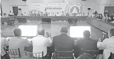  ??  ?? Diálogo. Se celebró el Consejo de Seguridad con la participac­ión de la mayor parte de los alcaldes de la entidad.