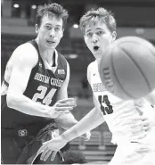  ?? HARRY HOW/GETTY IMAGES ?? Nate Kratch, right, of Santa Clara and Dennis Clifford of Boston College pursue a loose ball in the Broncos’ victory.