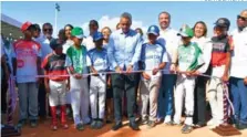  ?? FUENTE EXTERNA ?? Joel Fantos, ministro de la presidenci­a, corta la cinta en la inauguraci­ón del estadio Augusto 7aneri :arcía.