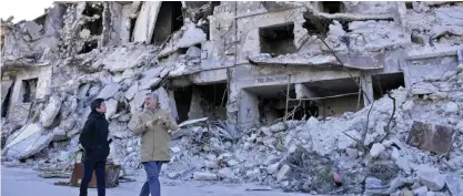  ??  ?? ALEPPO: United Nations (UN) High Commission­er for Refugees Filippo Grandi (right) visits the old city of the northern Syrian city of Aleppo yesterday. — AFP