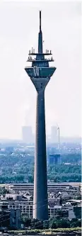  ??  ?? Aus 168 Metern kann man vom Rheinturm über die Stadt schauen.