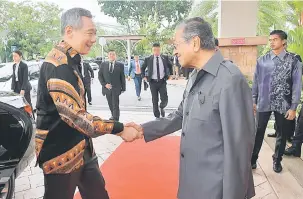  ?? — Gambar Bernama ?? DISAMBUT: Tun Mahathir menyambut ketibaanny­a rakan sejawatnya dari Singapura Lee Hsien Loong di Yayasan Kepimpinan Perdana dekat Putrajaya, semalam.