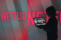  ?? CHRIS RATCLIFFE/BLOOMBERG FILES ?? Netflix’s second-quarter revenue at US$3.91 billion missed forecasts, but the firm hit a milestone with internatio­nal customers comprising a bigger piece of sales than domestic users.