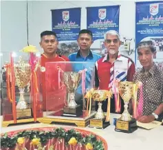  ??  ?? Mohamad (second right) and PML exco members with the trophies for this weekend’s Badudun (Berambeh) and Buffalo Race Festival.