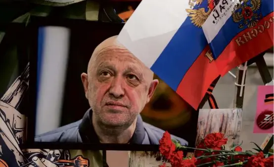  ?? ALEXANDER ZEMLIANICH­ENKO/ASSOCIATED PRESS ?? A portrait of Wagner Group leader Yevgeny Prigozhin was part of an informal street memorial near the Kremlin Saturday.