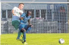  ?? FOTO: CHRISTIAN FLEMMING ?? Die TSG Lindau-Zech hat sich mit Athagie Saibo Doucoure (blaues Trikot) verstärkt und will in der neuen Saison weiter vorne in der Tabelle mitspielen.