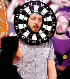  ?? BILD: ADAM DAVY ?? Auch dieser Fan geht zum Sport: Darts ist nach Ansicht von Experten eindeutig eine eigene Sportart.