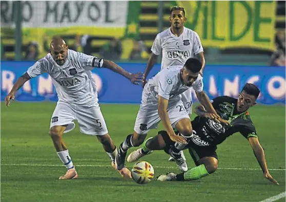  ?? (FEDERICO LÓPEZ CLARO) ?? A los tumbos. Pablo Guiñazú y Juan Ramírez tratan de hacer pie, pero no podrán. Todo Talleres tuvo un partido muy flojo.