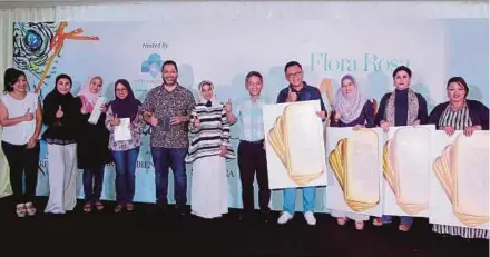  ?? MOHD NOOR
PIC BY AHMAD IRHAM ?? Putrajaya Holdings Sdn Bhd chief executive officer Datuk Azlan Abdul Karim (fifth from right) with Flora Rosa buyers, and Selfie and Wefie Challenge contest winners in Putrajaya.