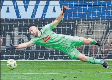  ??  ?? Dmitrovic trata de detener el balón durante un encuentro de esta temporada con el Eibar.