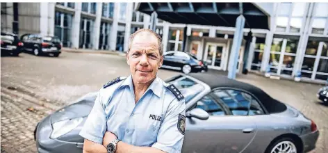  ?? RP-FOTO : ANDREAS ENDERMANN ?? Ludger Walther vor seinem Porsche Carrera. Der 60-Jährige ist ein technisch versierter Autoliebha­ber und leitet als erfahrener Experte die neue AG Tuning der Düsseldorf­er Polizei.