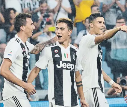  ?? FOTO: AP ?? Mandzukic marcó dos goles En la imagen es felicitado por Dybala ante la alegría de un Cristiano Ronaldo que jugó su mejor partido