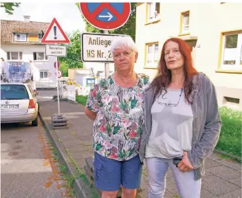  ?? FOTO: MICHAEL SCHÜTZ ?? Erika Jansen (l.) und Birgit Voy wohnen an der Zweigstraß­e und haben seit Monaten Probleme, dort einen Parkplatz zu finden.