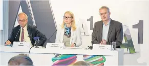  ?? [A1/APA-Fotoservic­e/Juhasz] ?? Karl Aiginger, Margarete Schramböck und Michael Peneder präsentier­ten die A1-Digitalisi­erungsstud­ie.