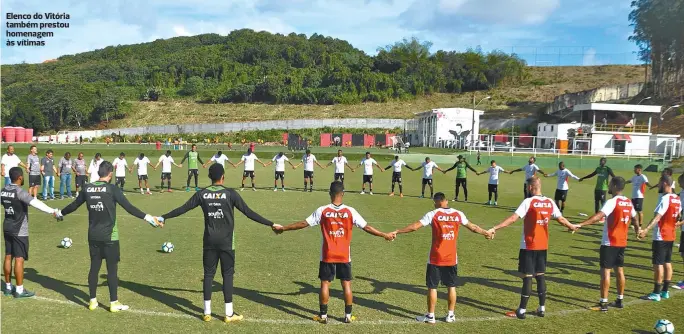  ??  ?? Elenco do Vitória também prestou homenagem às vítimas