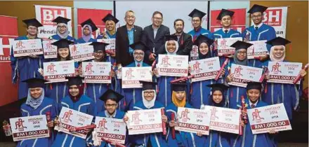  ?? HANIF
PIC BY SURIANIE MOHD ?? New Straits Times Press chief executive officer Datuk Abdul Jalil Hamid (back row, fifth from right), ‘Berita Harian’ group editor Datuk Mahfar Ali (back row, fourth from right) and executive editor (news, feature, and digital) Datuk Ahmad Zaini...