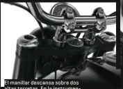  ??  ?? El manillar descansa sobre dos altas torretas. En la instrument­ación de un solo reloj se lee que la moto está fabricada en Berlín.