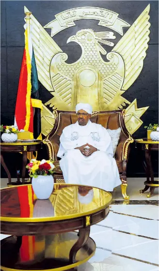  ??  ?? „Der Sieg ist unser“steht über dem Wappenadle­r, der über Omar al-Bashirs Präsidente­nsessel thront. Ein Pleitegeie­r wäre angemessen­er.