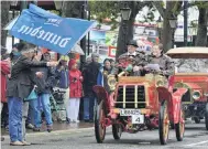  ??  ?? And they’re off . . . Dunedin Mayor Dave Cull sends the Dunedin to Brighton Veteran Car Rally on its way as Gavin and Annette Hunt lead the pack in their 1903 Darracq.