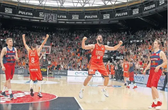  ??  ?? CARA Y CRUZ. Mientras Diot y Dubljevic celebran el pase a semifinale­s, Vezenkov y Koponen se lamentan de la eliminació­n del Barcelona.