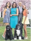  ?? FOTOS: DPA/„NEW YORK TIMES“ ?? Malia, Michelle, Barack und Sasha Obama (v.l.) mit den Wasserhund­en Bo und Sunny.