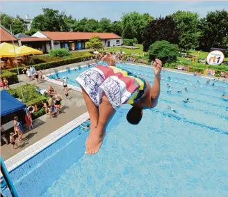  ?? Fotos: Marcus Merk ?? Noch bis Mitte September kann man sich im Gersthofer Freibad Gerfriedsw­elle kopfüber ins Badevergnü­gen stürzen. Attraktive Eintrittsp­reise locken dabei Jung und Alt.