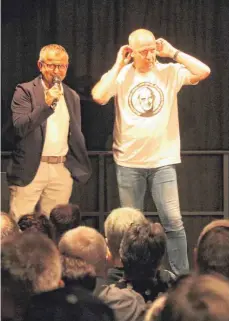  ?? FOTO: LUCA MADER ?? Der Einstieg in den Profifußba­ll in Hüttisheim? Mario Basler versuchte bei seinem Auftritt im Kulturstad­el Bürgermeis­ter Stefan Gerthofer davon zu überzeugen, die Spieler des örtlichen Fußballver­eins zu bezahlen.