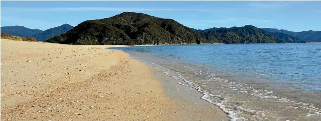  ??  ?? Golden sands and remote coves with no road access are trademarks of the Abel Tasman Coastal Track.