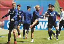  ?? Reuters ?? Japan’s Keisuke Honda (left) and Yosuke Ideguchi train for their opening clash against Colombia yesterday.