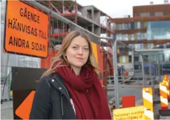  ?? FOTO: CHARLOTTE ARWEDSSON ?? SANERING. Lotten Juhlin, hållbarhet­sstrateg på Upplands Väsby kommun, ser över arbetet med saneringen.