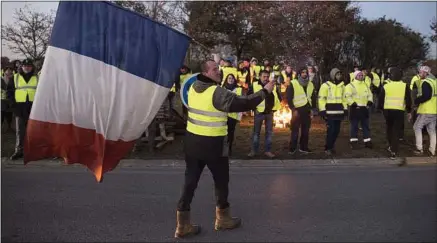  ??  ?? La contestati­on des « gilets jaunes » s’est poursuivie lundi en France, comme ici en Pays-de-la-Loire.