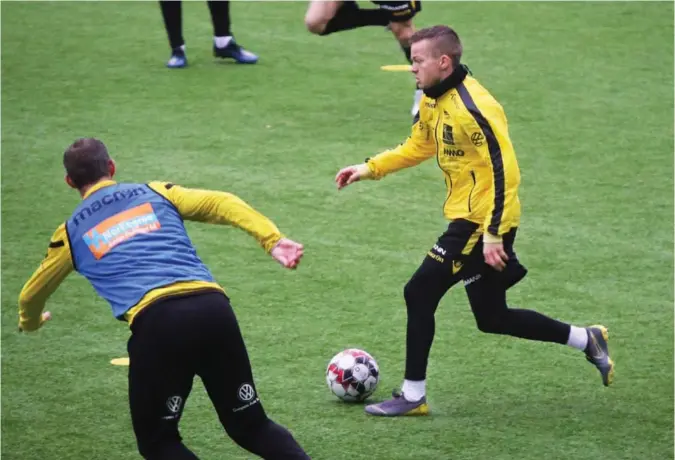  ?? BEGGE FOTO: PÅL WOLLEBAEK JØRGENSEN ?? Aron Sigurdarso­n utfordrer Joackim Jørgensen på tirsdagens trening. Begge er tilbake i full trening etter litt småtrøbbel de siste ukene.