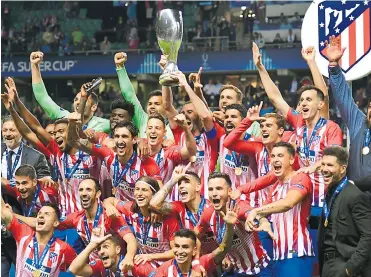  ?? AFP ?? Los jugadores del Atlético de Madrid, entre ellos el colombiano Santiago Arias, celebrando la conquista.