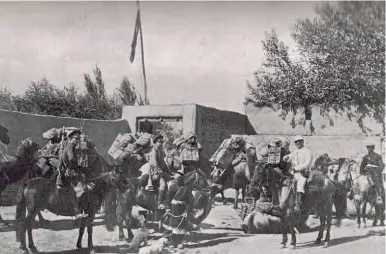  ??  ?? Les prépara fs du second voyage dans le Taklamakan, photograph­iés ici dans la cour du consulat russe à Kachgar, le 5 septembre 1899, par le consul en personne, Nicolaï Petrovsky.