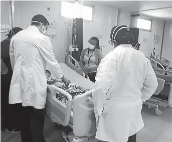  ?? FOTO: CÉSAR VÉLEZ ?? Los médicos revisan al menor después del injerto de piel en el hospital.