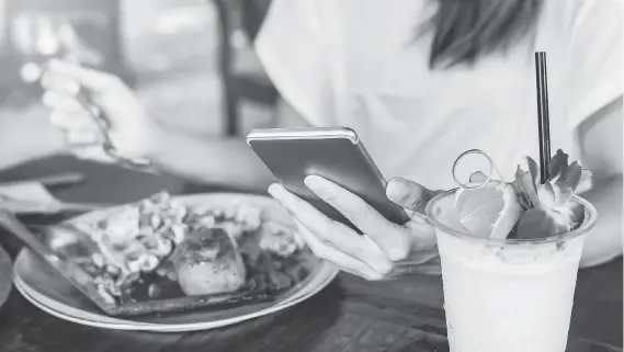  ?? GETTY IMAGES/ISTOCKPHOT­O ?? Research shows that distracted eating can result in greater food intake at that meal and even the following meal because we don’t recall how much we’ve eaten.