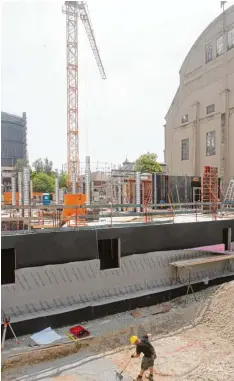  ??  ?? Der Neubau neben dem Ofenhaus wächst. Der Rohbau des fünfgescho­ssigen Gebäu des soll in diesem Jahr fertig sein.