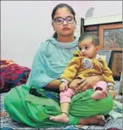  ?? SAMEER SEHGAL/HT ?? Navpreet Kaur, who lost her husband Dalbir Singh in the Amritsar train accident on October 19, with her daughter Manpreet at her residence on Friday.