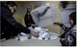  ?? MOHAMED EL-SHAHED / AGENCE FRANCE-PRESSE ?? Polling station officials count ballots in the Egyptian capital Cairo on Wednesday at the end of the third day of voting in the 2018 presidenti­al elections.