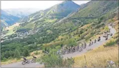  ??  ?? PAISAJE. El pelotón, durante el Tour 2015 camino de Alpe d’Huez.